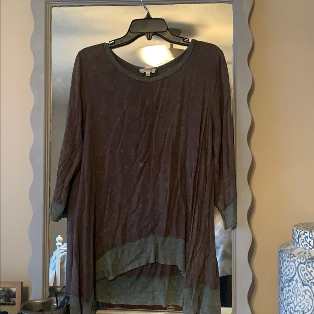 Three quarter length sleeve top